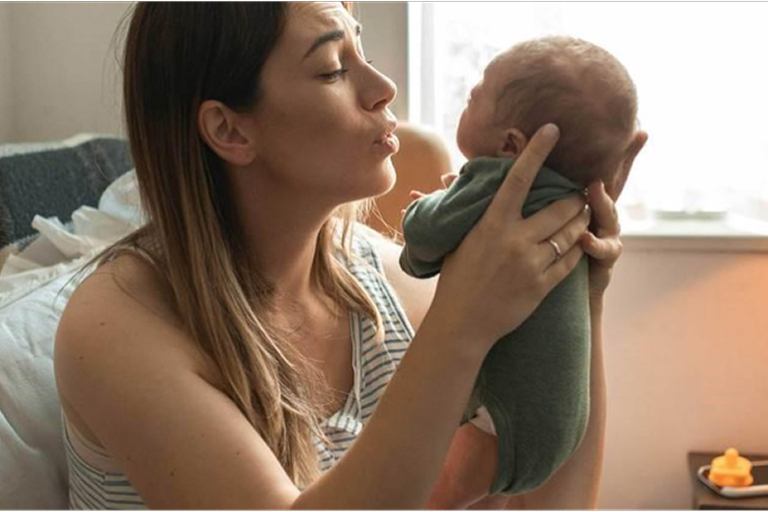 Madre consolando a su bebé recién nacido