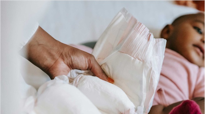 Adulto que cambia el pañal al bebé